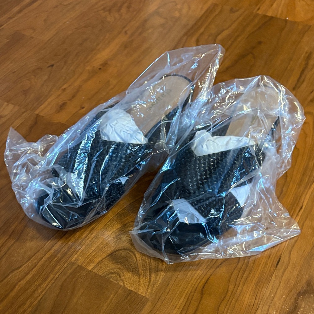 Old Navy Black Sandals - Picture 3 of 8